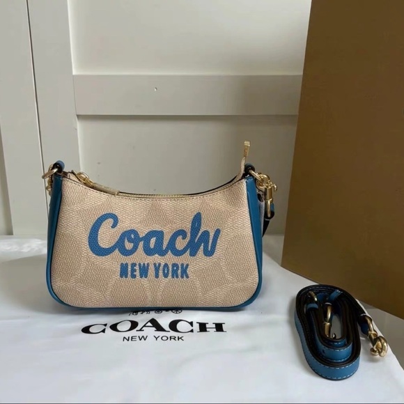 Coach shoulder bag - Picture 1 of 7